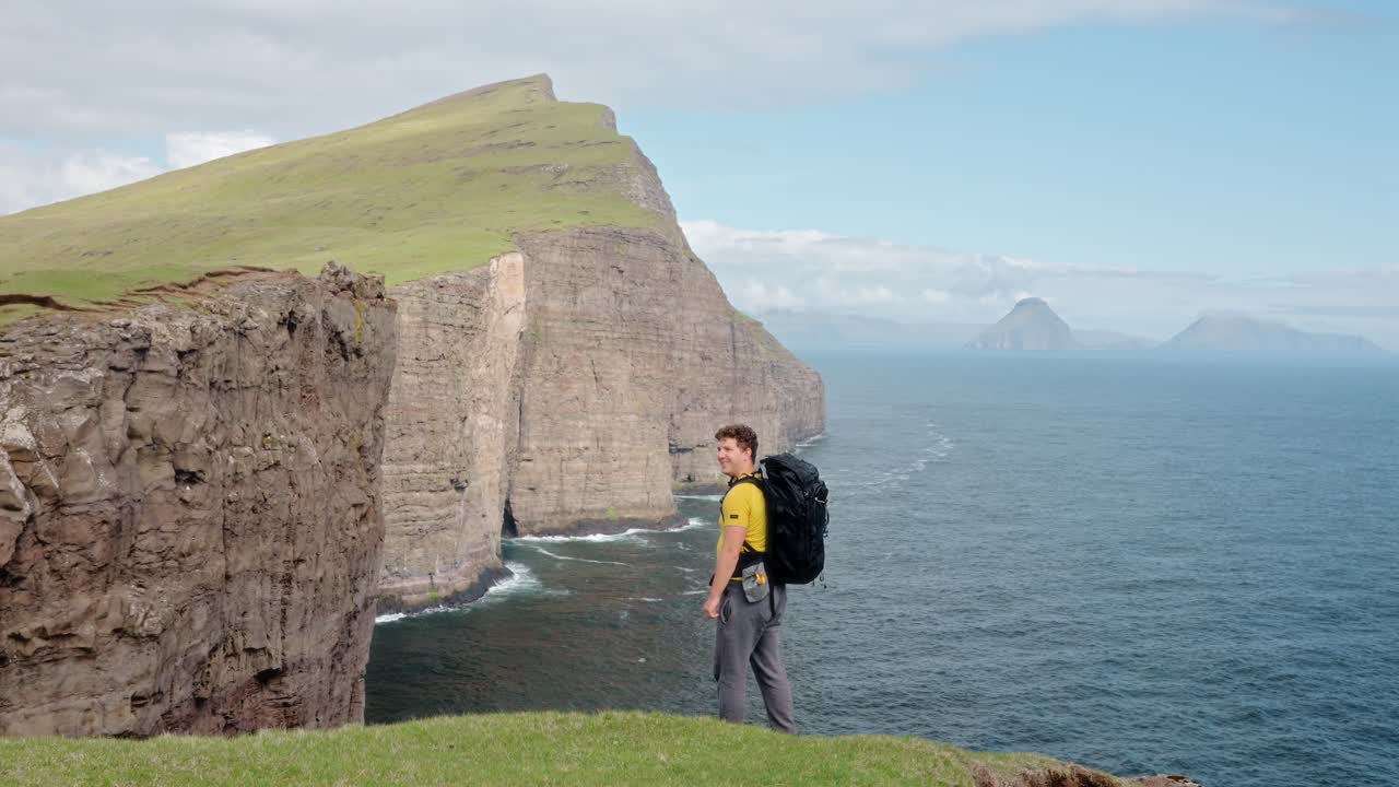 un excursionista solitario en las islas feroe acantilado abraza la naturaleza, con vistas a las vastas vistas del océano