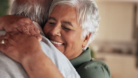 el amoroso abrazo de una pareja de ancianos
