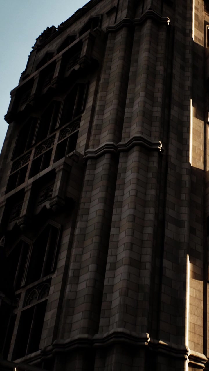 Struttura di un edificio al tramonto con ombre e dettagli visibili sulle pareti