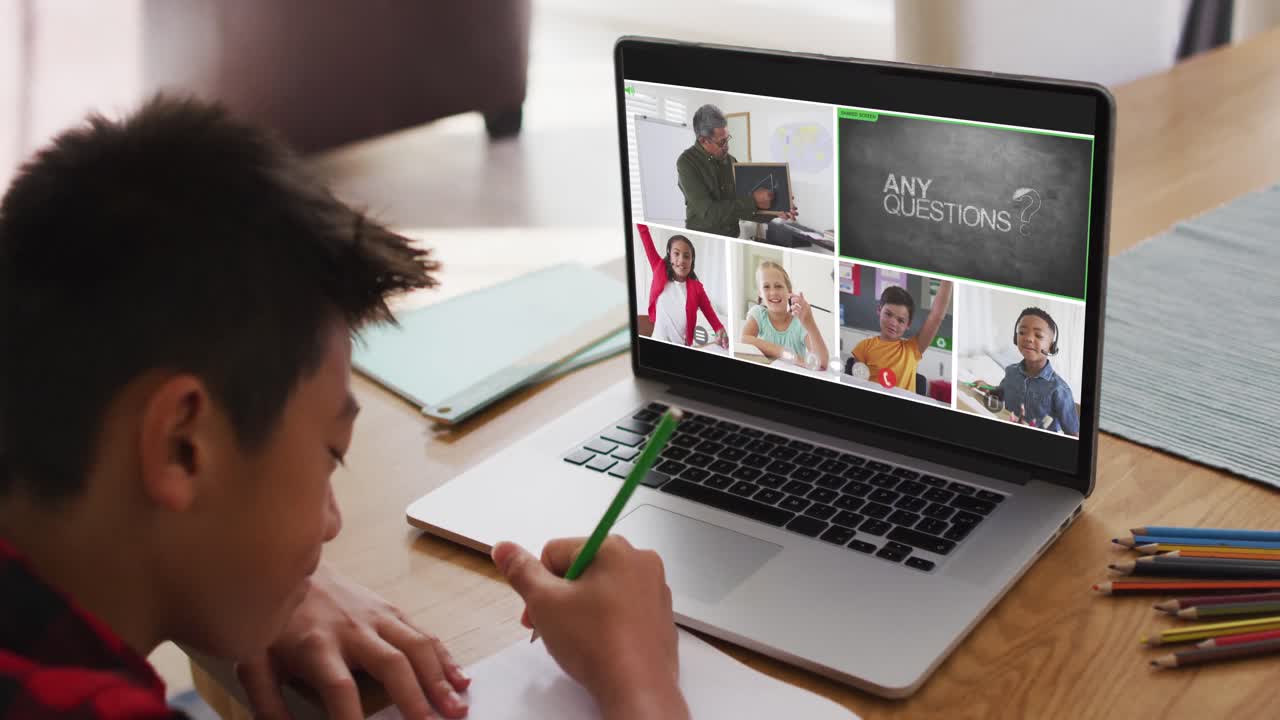 escolar que usa una computadora portátil para una lección en línea en casa, con un maestro y una clase diversos en la pantalla