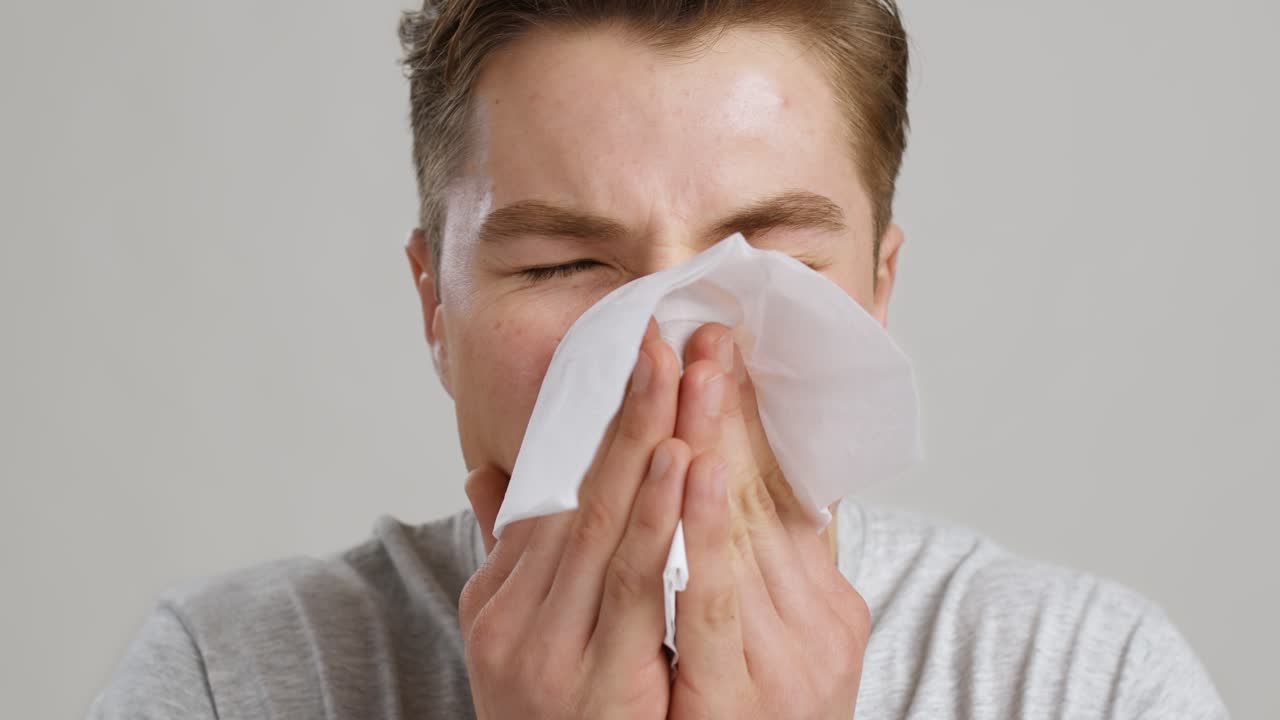 hombre con un resfriado