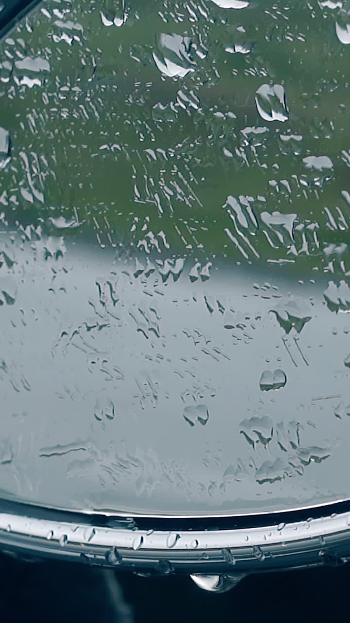 차 창문 에 방울 이 떨어지는 것