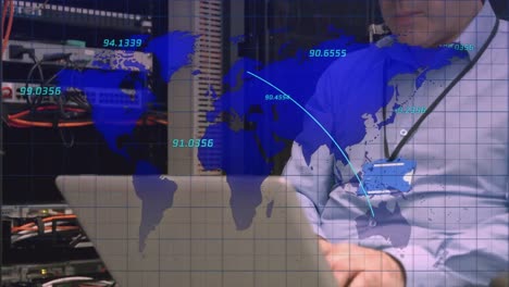 Animación-Del-Mapa-Mundial-Sobre-Un-Hombre-De-Negocios-Caucásico-En-La-Sala-De-Servidores