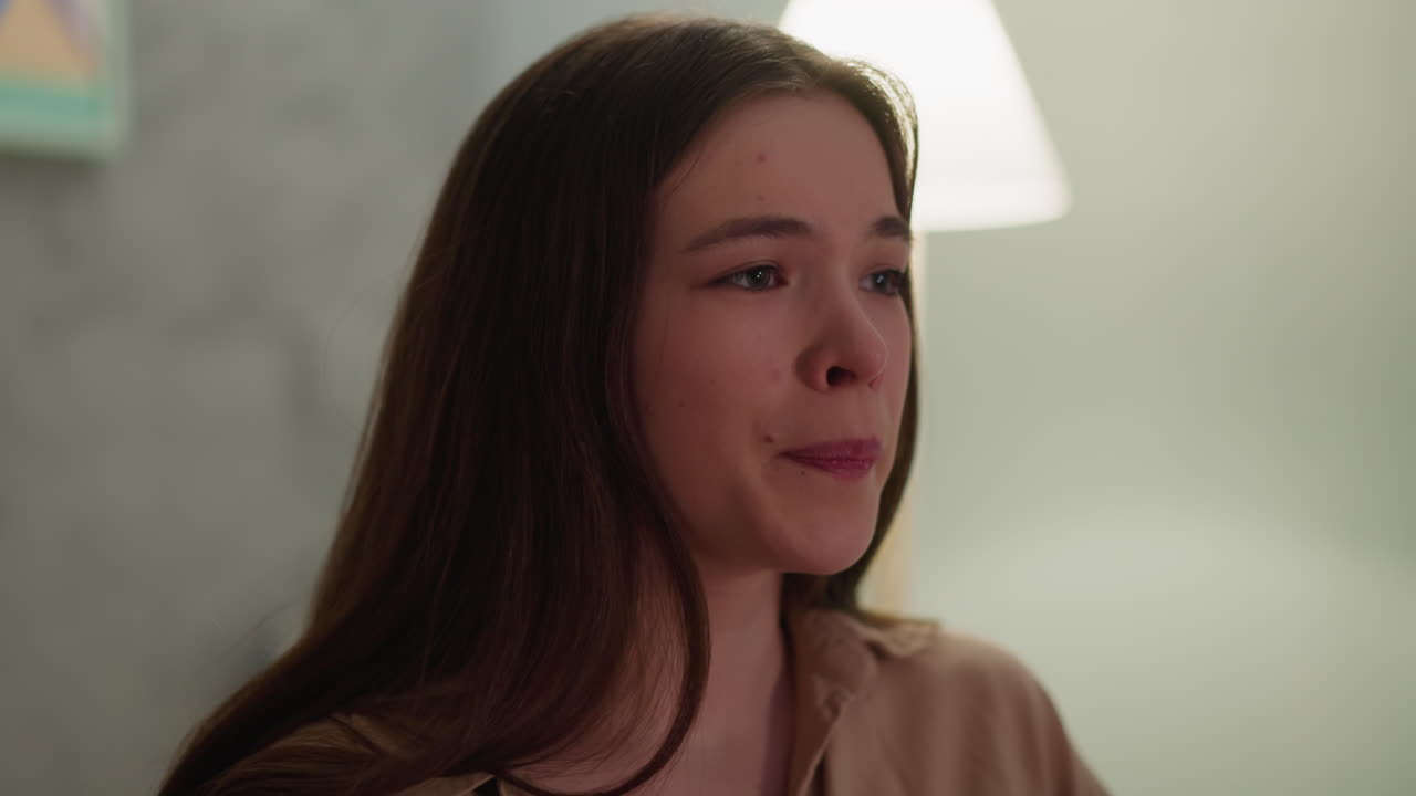 감정적 인 여자 는 친구 들 과 함께 슬픈 영화 에서 손바닥 으로 입 을 닫는다