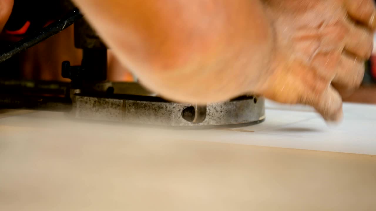 carpintero que trabaja en máquinas de carpintería