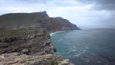 sobre el hombro de una mujer milenaria rubia con vistas al cabo de buena esperanza cerca de ciudad del cabo