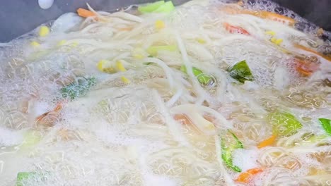 해산물 칼구스 (kalguksu) 가  ⁇ 비에  ⁇ 는 - 한국 칼로 잘라낸 누들 수프