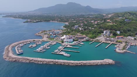 tomada aérea del establecimiento de marina ocean world en puerto plata con yates y barcos durante un día soleado, república dominicana
