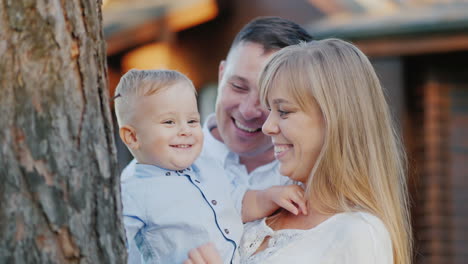 Porträt-Einer-Jungen-Glücklichen-Familie,-Mama,-Papa-Und-Baby,-Die-Im-Park-Slow-Motion-Video-Spazieren-Gehen