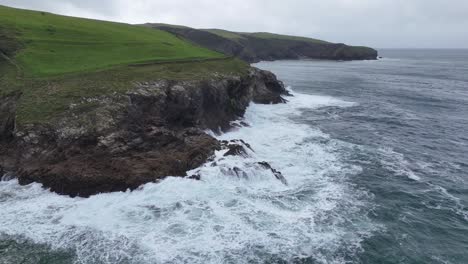 Grandes-Olas-Dramáticas-En-La-Costa-De-Cornualles,-Cerca-De-Port-Isaac,-Reino-Unido,-Drone,-Antena