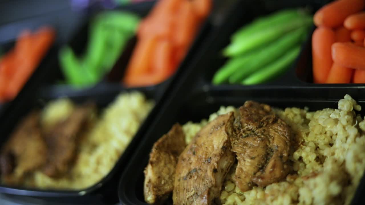 toma en cámara lenta de alguien que planifica comidas semanales