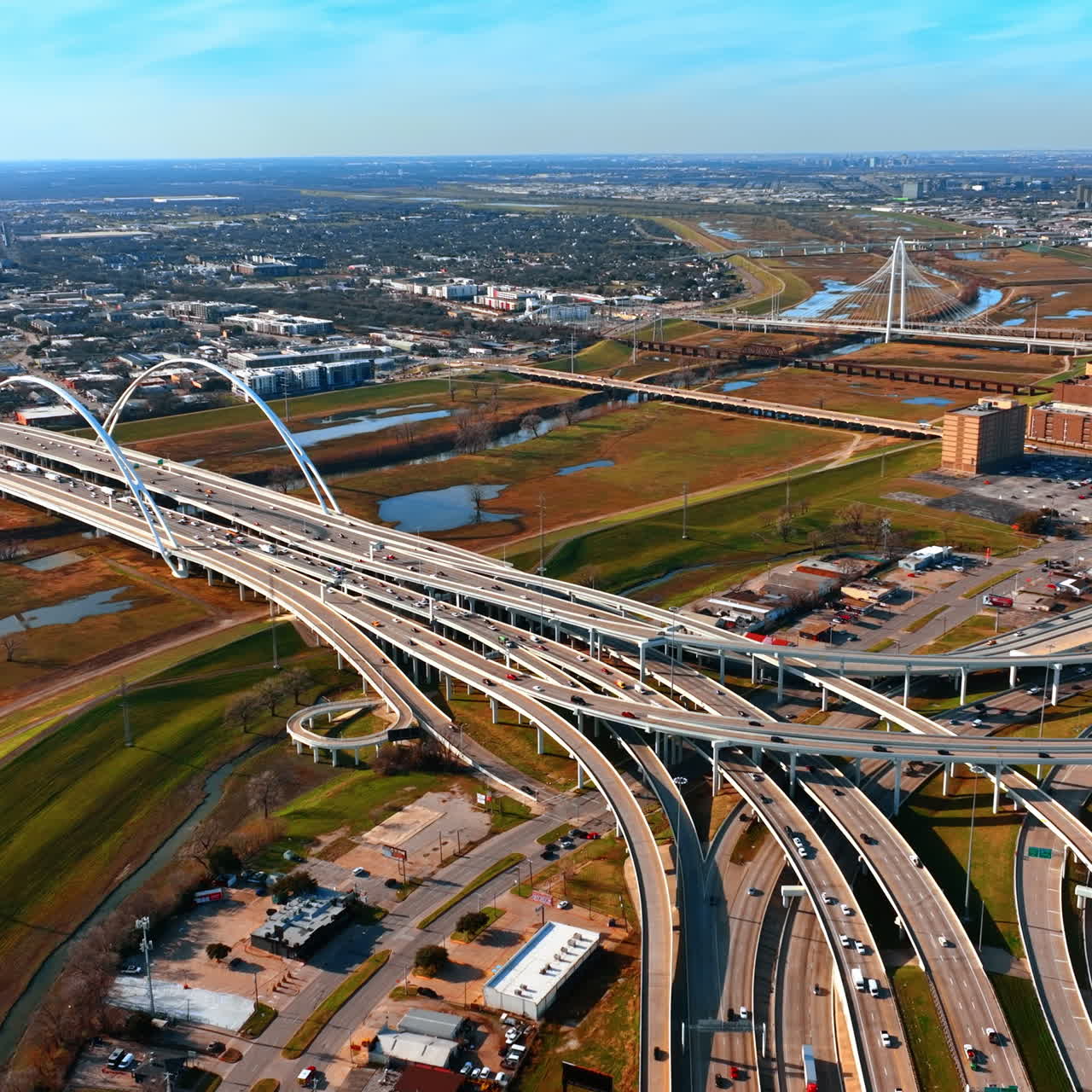 Pemandangan indah Dallas, Texas, Amerika Serikat. Pemandangan Jembatan Margaret McDermott dan Jembatan Margaret Hunt Hill dari atas
