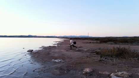 una mujer disfrutando del atardecer junto al lago.