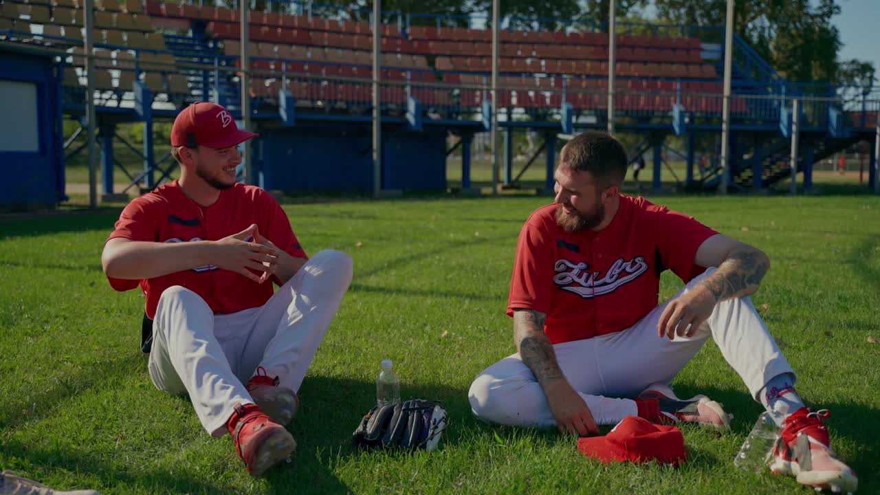 Jogadores de beisebol relaxando no campo