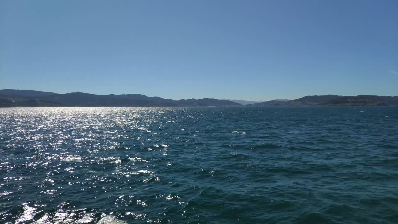 물 표면의 1인칭 시점, 태양과 지구의 반사, rías baixas의 푸른 하늘의 화창한 날, 오른쪽으로 옆으로 이동하는 샷, 폰테베드라, 갈리시아, 스페인