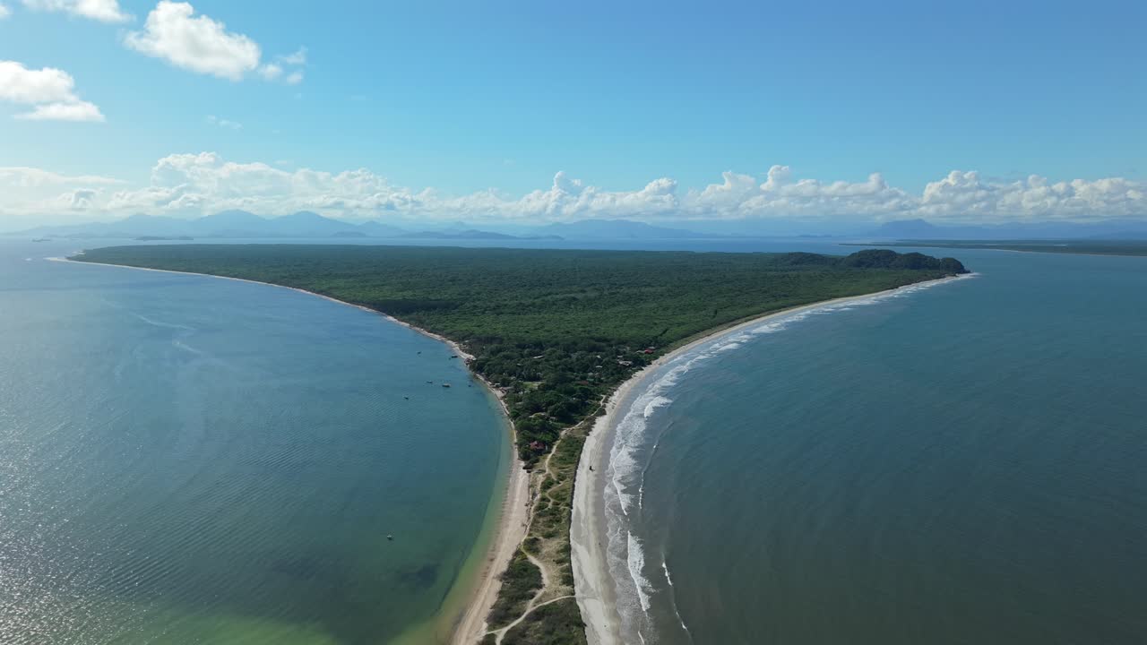 Luftdroneoversigt over Ilha do Mel øens tropiske kystlinje, Atlanterhavslandskab i Paraná, Brasilien.