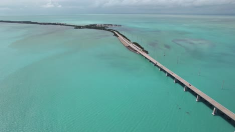 Hohe-Luftaufnahme-Der-Überseeautobahn-In-Den-Florida-Keys