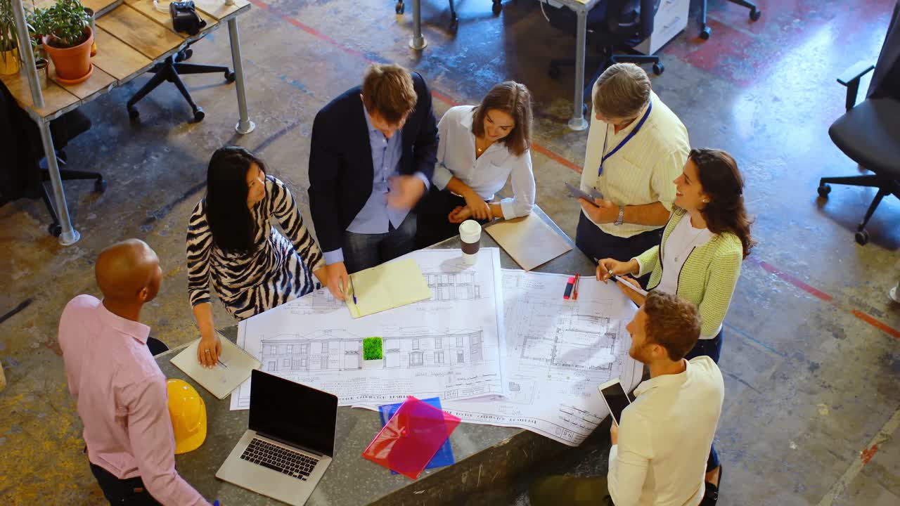 gente de negocios discutiendo sobre el proyecto en la reunión 4k