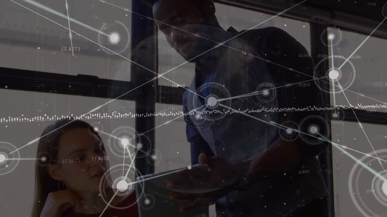 다양한 사업가들이 사무실에서 토론하는 연결망의 활성화