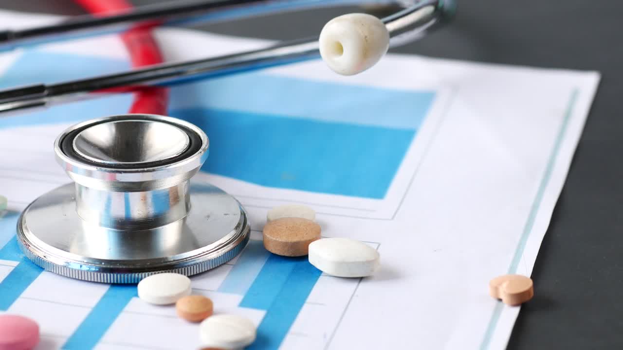 Referto medico con stetoscopio e pillole