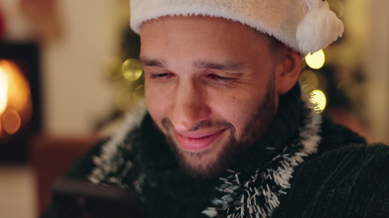 hombre usando el teléfono en navidad
