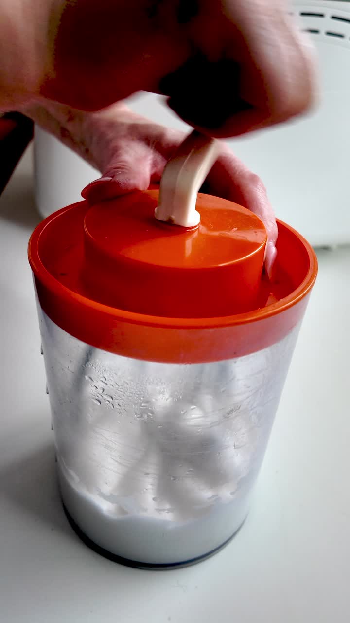Espuma de clara de ovo sendo batida em batedeira giratória para assar suspiro EM CLOSE-UP