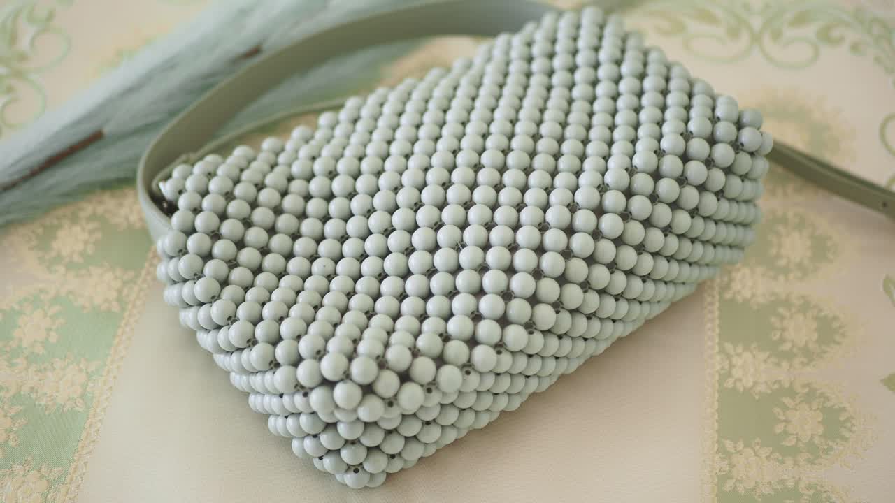 밝은 녹색 구슬 가방