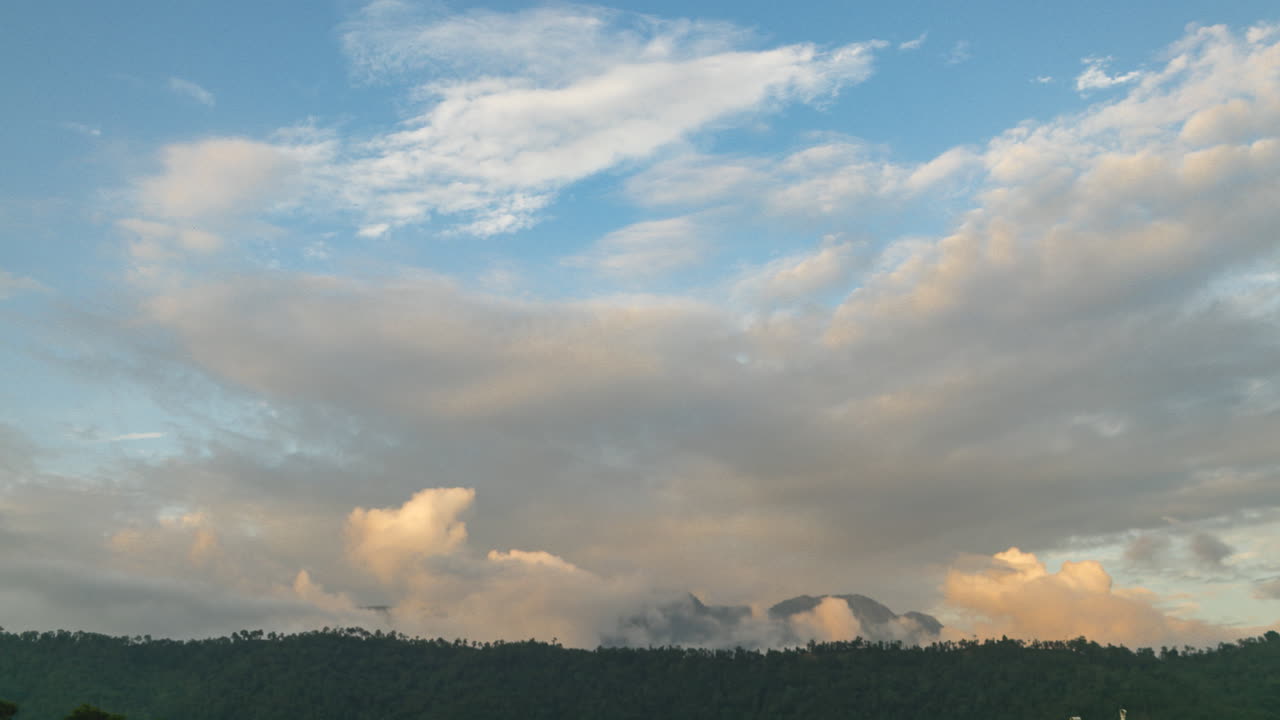 timelapse del día del movimiento de las nubes sobre la cima de una colina en una tarde soleada