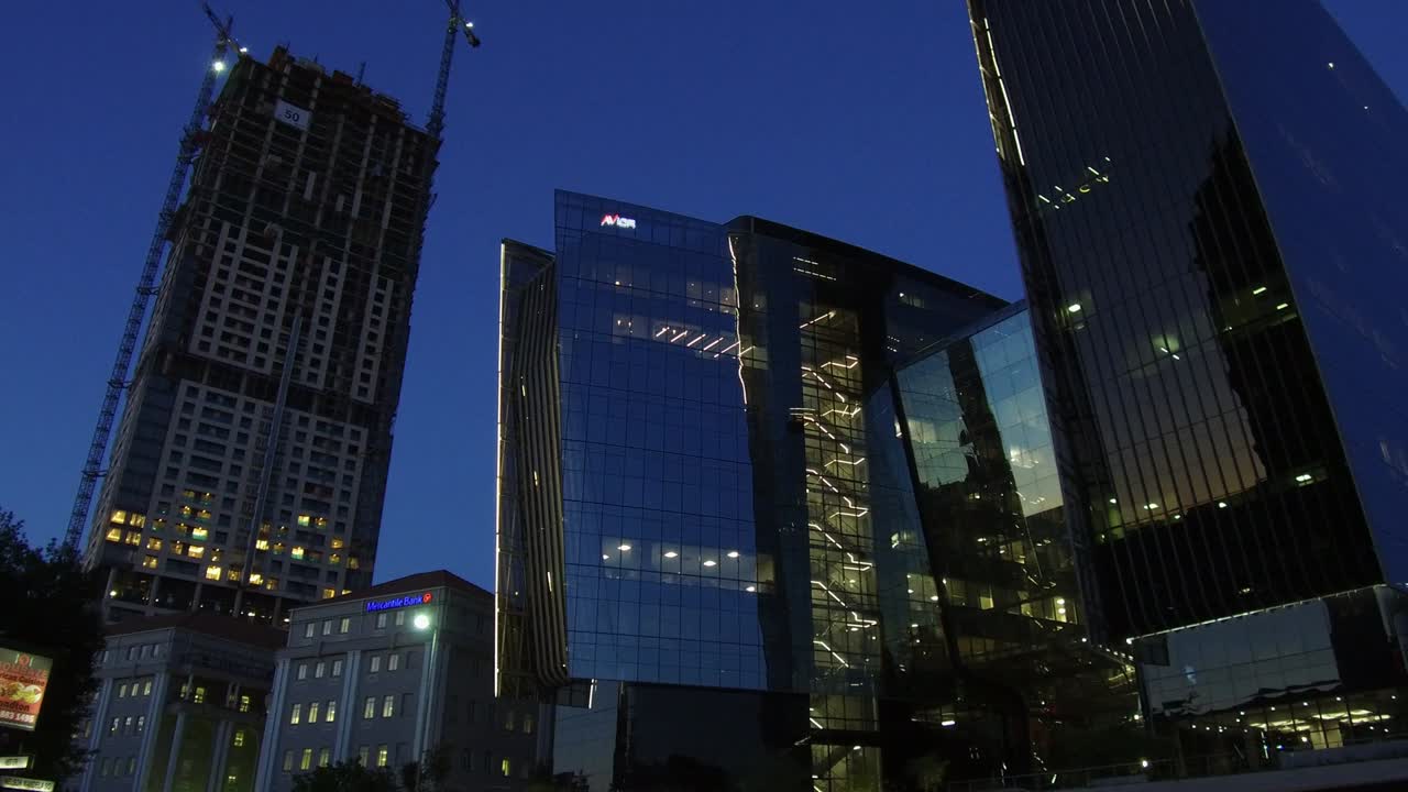 el centro de la ciudad de sandton en johannesburgo a la luz de la noche.
