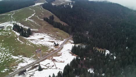Drohne-Fliegt-über-Schmelzenden-Schnee-Und-Wald-In-Den-Hochalpen-In-Sattelegg,-Schweiz