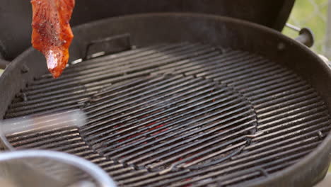 Poner-Filetes-De-Salmón-Jugosos-Y-Especiados-En-La-Barbacoa-A-La-Parrilla---Cámara-Lenta