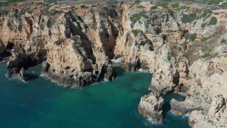 impresionante antena de un hermoso mar azul con acantilados erosionados en la costa