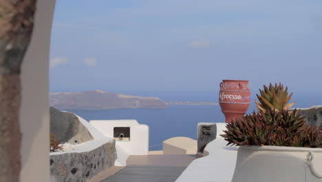 Vista-De-Un-Callejón-En-Un-Pueblo-De-Arquitectura-Tradicional-De-Las-Cícladas-En-Santorini,-Grecia