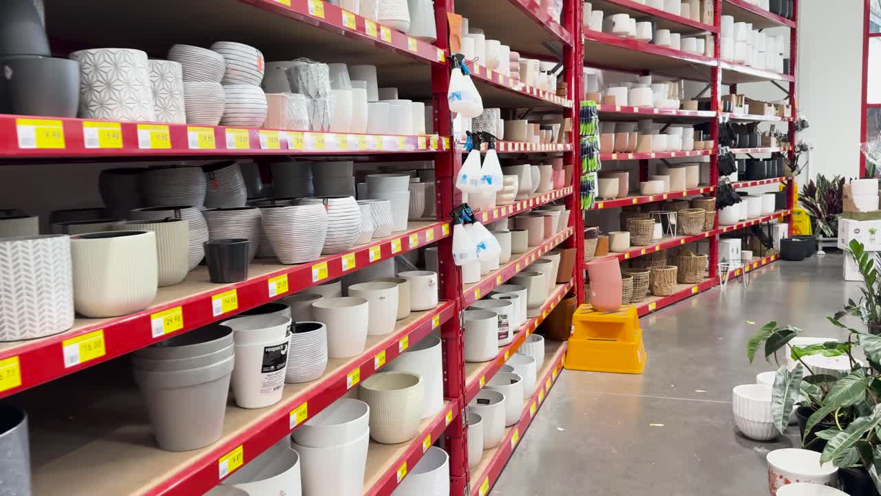 백화점 의 식물 비 섹션 을 걸어다니고