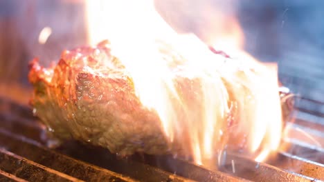 Großes-Steak-Wird-Gegrillt,-Es-Gibt-Rauch-Von-Den-Kohlen-Zum-Fleisch,-Seitenansicht,-Nahaufnahme-4kSteaksteak-Mit-Einer-Sehr-Leckeren-Aussicht-4k