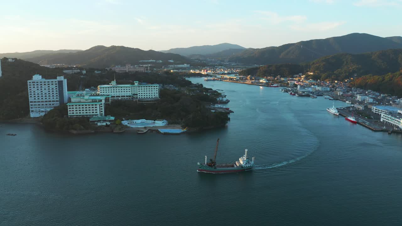 토바 만, 호텔과 일본의 바다로 향하는 배를 보여주는 공중 뷰