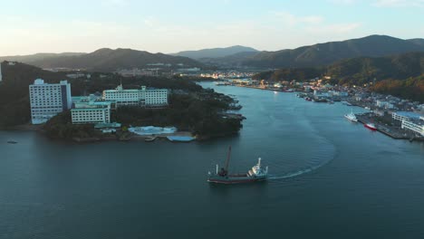 bahía de toba, vista aérea que revela hoteles y barcos que se dirigen al mar en japón