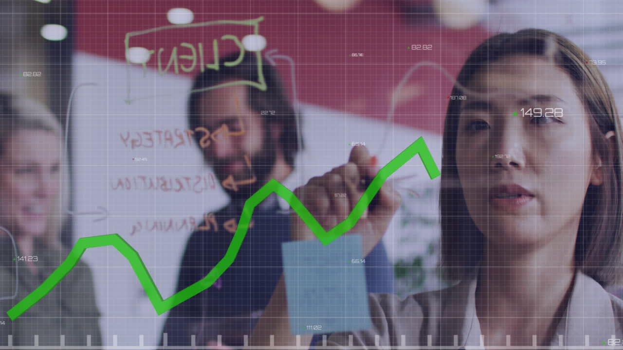 animación del procesamiento de datos sobre diversas personas de negocios tomando notas en la pared de vidrio