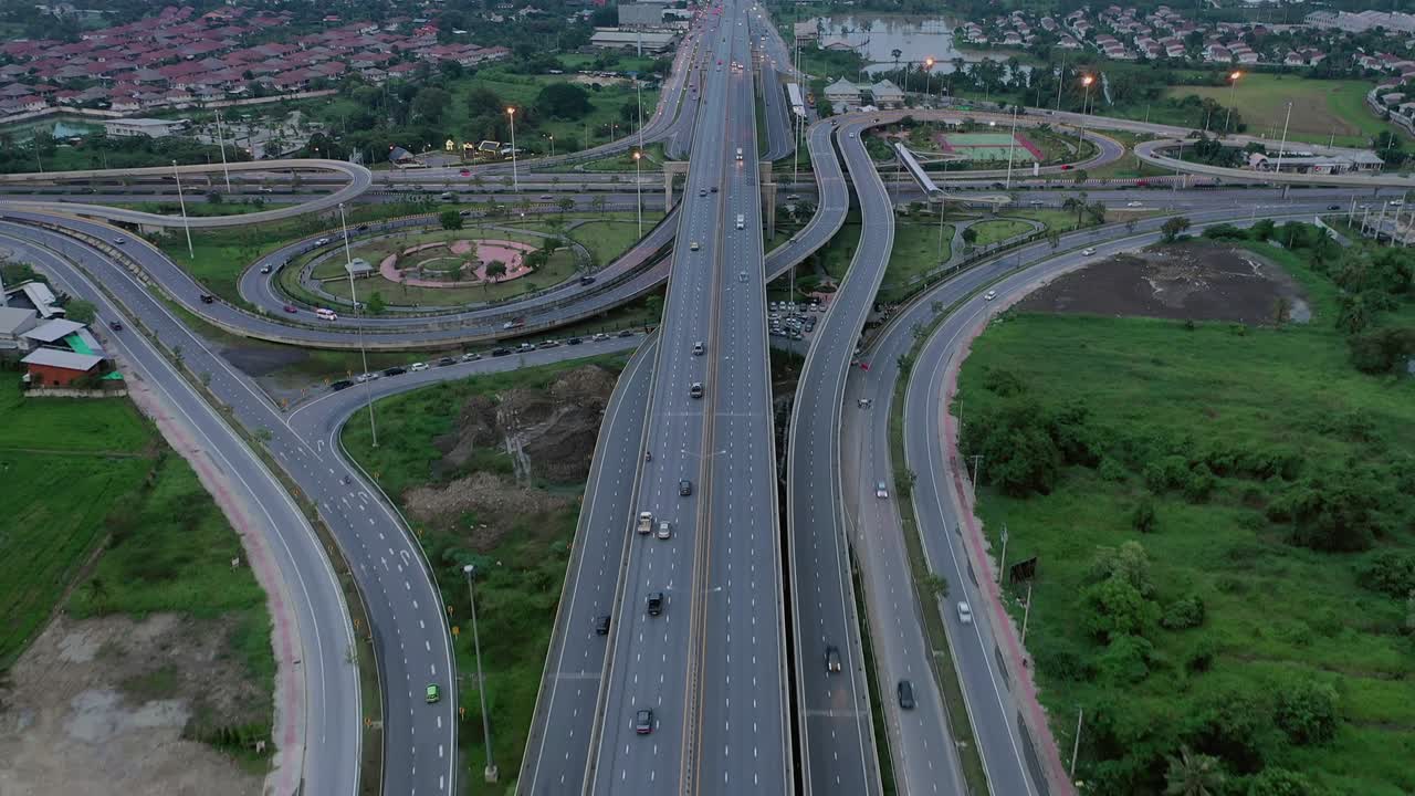 태국 방의 4k 다중 차선 고속도로에서 도시 도로의 공중 장면