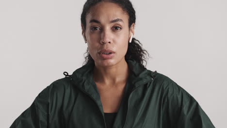 mujer afroamericana cansada sobre fondo blanco.