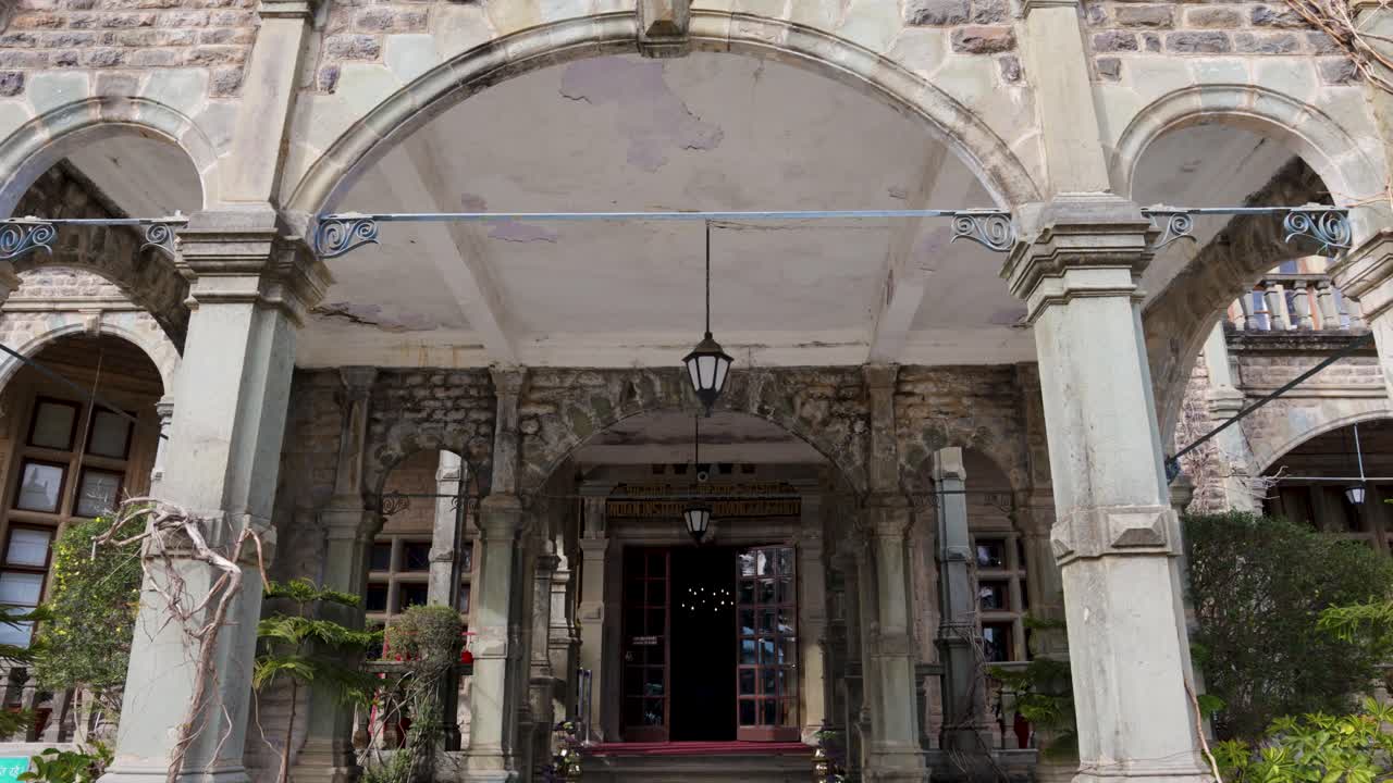 Ingresso dell'Istituto Indiano di Studi Avanzati Shimla con archi dettagliati e struttura a balcone