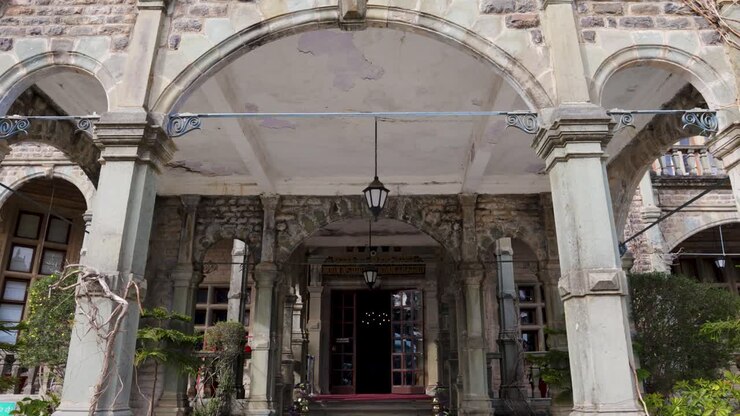 Ingresso dell'Istituto Indiano di Studi Avanzati Shimla con archi dettagliati e struttura a balcone
