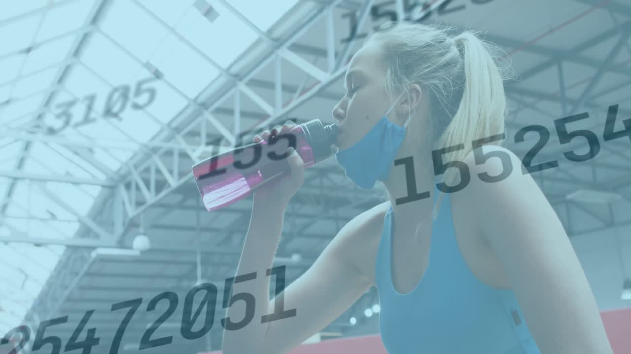 얼굴 마스크를 쓴 여성이 운동을 할 때 물을 마시고 휴식을 취하는 숫자의 애니메이션