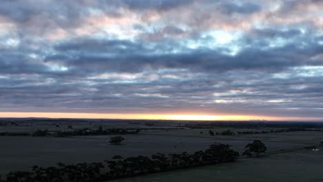 Atemberaubender-Sonnenuntergang-Mit-Rot-Gefärbten-Wolken