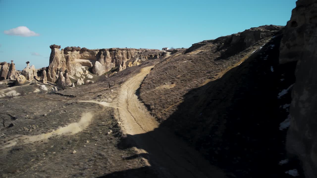 Vista dall'alto delle rocce a camino delle fate a Cavusin, vicino a Göreme, Cappadocia, Turchia.