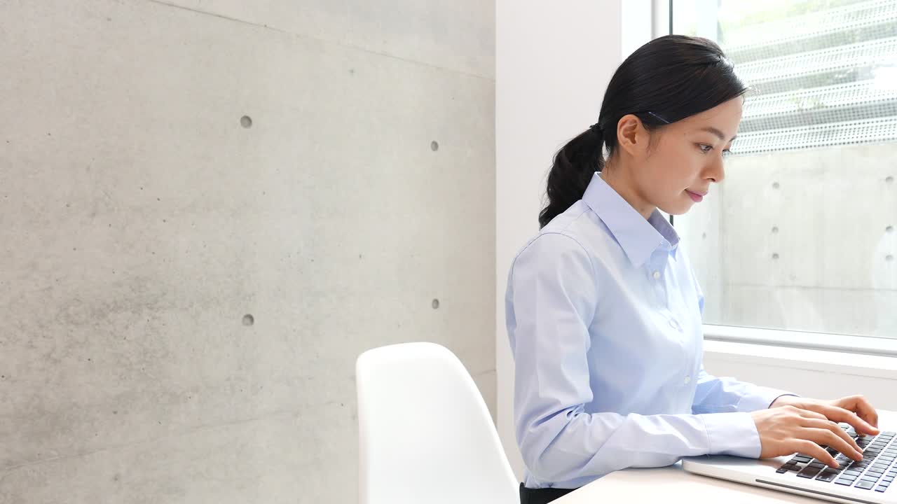 컴퓨터 를 사용 하는 젊은 사업가