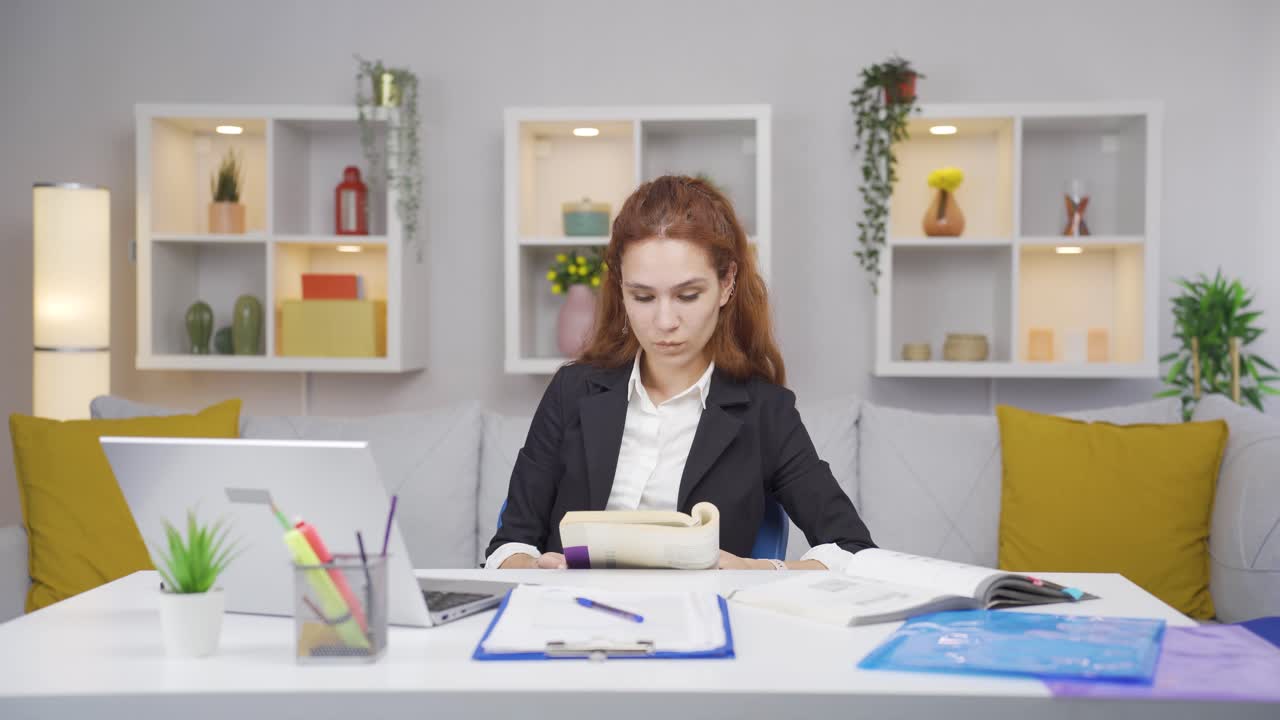 Donna che lavora da casa che legge un libro