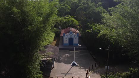 Aerial-view-tilting-towards-the-Capela-Nossa-Senhora-de-Sant’Ana,-in-sunny-Brazil