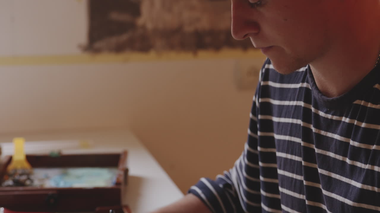 молодой студент графического дизайна набросок статуи рисунок карандашом