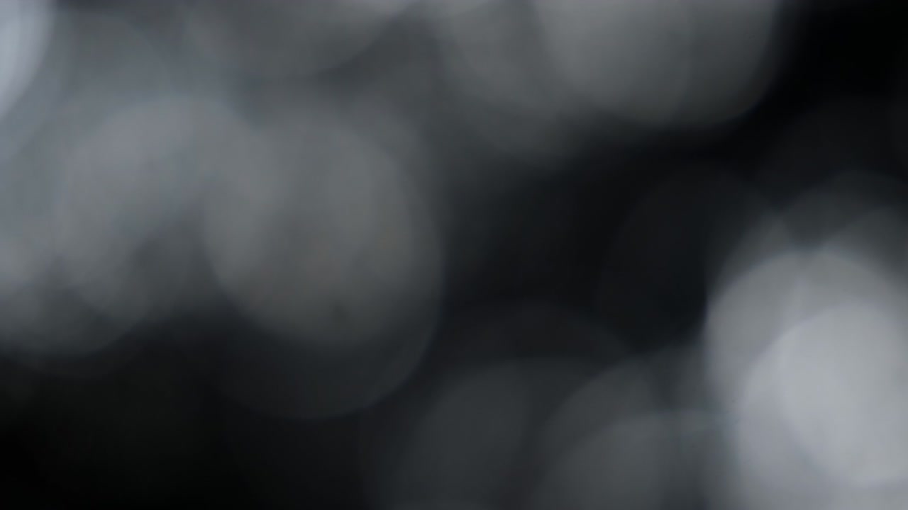 검은 바탕에 추상적인 빛의 보케